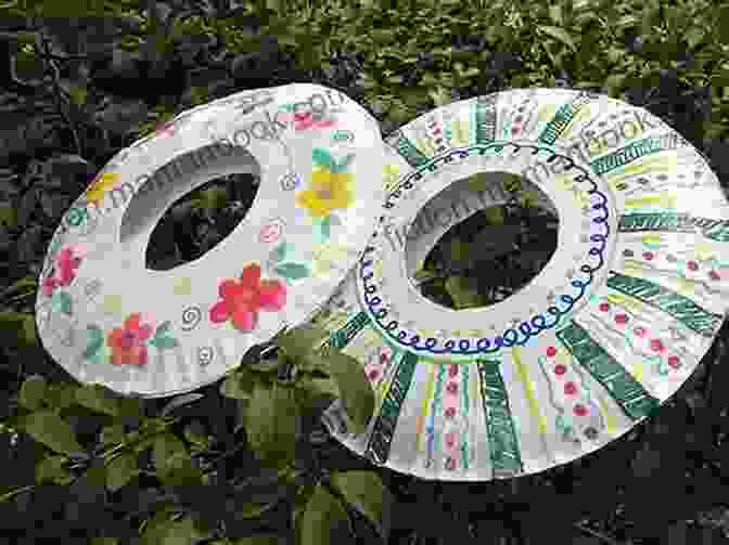 A Paper Plate Frisbee Decorated With Colorful Markers 10 Minute Game And Gadget Projects (10 Minute Makers)